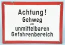 Emailleschild – farbig emailliert, bez. "Achtung! Gehweg im unmittelbaren Gefahrenbereich", 21 x 30 cm, leicht beschädigt;