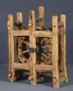 Bâti avec roue à chevilles – bois dur, 89 x 60 x 37 cm, 19e s., probablement fragment d'un mécanisme d'entraînement
