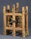 Bâti avec roue à chevilles – bois dur, 89 x 60 x 37 cm, 19e s., probablement fragment d'un mécanisme d'entraînement