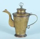 Kännchen – Messing mit Kupferauflagen, getriebenes, florales Dekor, konischer Korpus, H= 16,5 cm, China oder Japan;