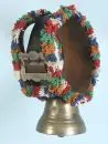 Cloche de vache – bronze, sur lanière de cuir avec boucle métallique et franges en laine colorée, H= 43 cm;