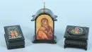 Boîtes laquées, 3 pièces – laque noire, formes diverses, 2 avec scènes mythologiques, 1 avec motif de la Mère de Dieu, H= 3-11 cm, Russie, 20e s.;