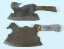 Metzgerbeile, 2 Stück – Eisen, in Vogelform, 1 mit Griffschalen aus Holz, L= 26/31 cm, Frankreich, 19. Jh.;