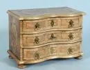 Commode miniature – noyer, incrustations en bandes, 4 pieds tournés, façade bombée avec 3 tiroirs, plateau profilé, 25 x 36 x 31 cm