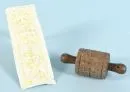 Modelrolle – Holz, geschnitztes Dekor mit religiösen Motiven, L= 16 cm, 18. Jh., mit Gipsabguss;