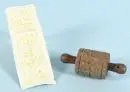 Rouleau modèle – bois, décor sculpté à motifs religieux, L= 16 cm, 18e s., avec moulage en plâtre