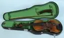 Instrument de musique - Violon – Bois, partiellement ébonisé, L= 56 cm, traces d'usure, avec archet et étui