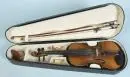 Instrument de musique - Violon – Bois, partiellement ébonisé, L= 60 cm, traces d'usure, avec 2 archets et étui