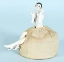 Naaldenpop – bovenlichaam en benen porselein, polychroom, stoffen kussen gevuld met stro, H= 14,5 cm, ca. 1920;