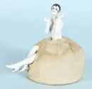 Poupée à aiguilles – buste et jambes en porcelaine, polychrome, coussin en tissu rempli de paille, H= 14,5 cm, vers 1920 ;