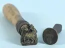 Cachets, 2 pièces – bois/bronze, motif héraldique et Agnus Dei, L= 6,5/19 cm, 18e/19e s. ;