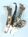 Dýmky, 3 kusy – porcelánové hlavičky s kolorovanými motivy, kovová víčka, dřevěné troubele, náustky z rohu, d= 22-25 cm, poč. 20. stol.;