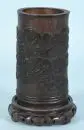 Pot à pinceaux – bois, teinté foncé, motif paysager sculpté tout autour, corps cylindrique, H= 18 cm, Chine, avec support en bois ;
