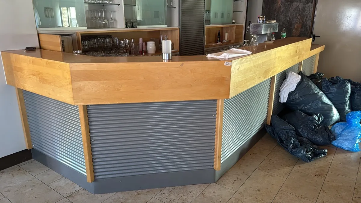 Counter with base unit + sink (dimensions: length: 510 cm; width: 200 cm)