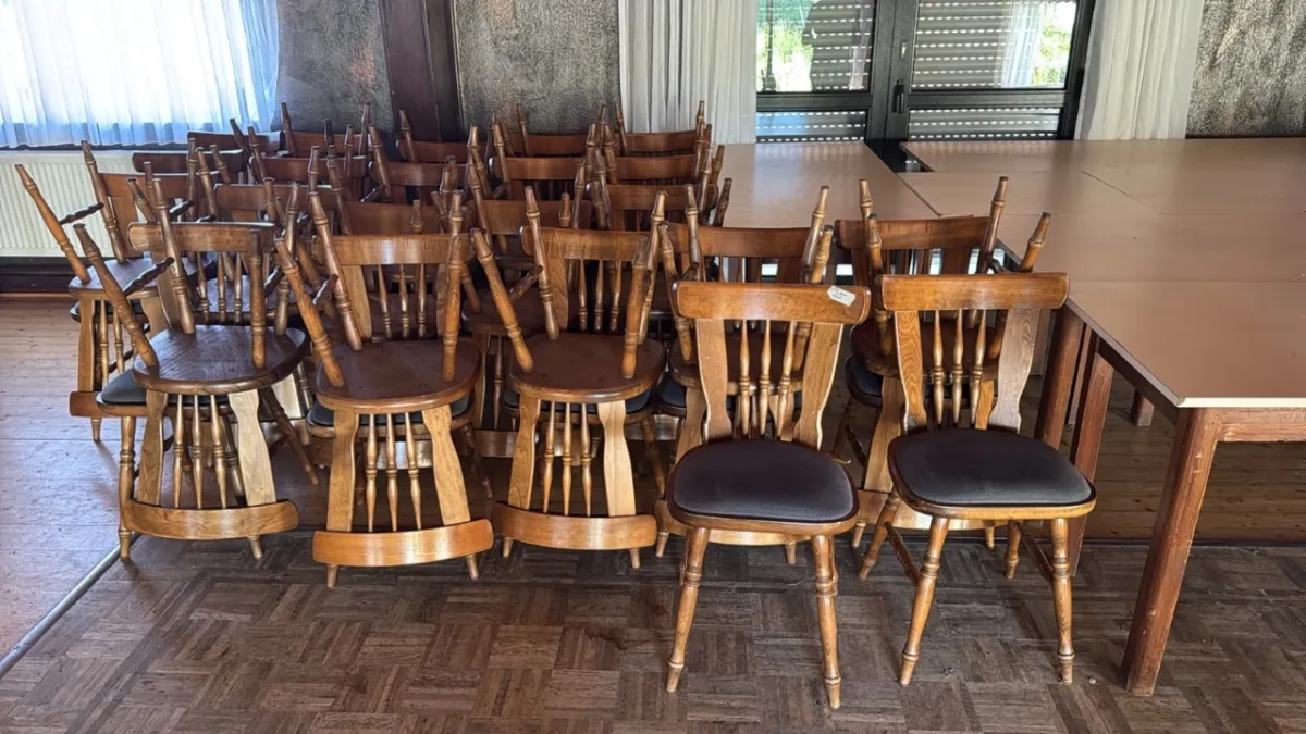 Lot de chaises (env. 80 pièces)