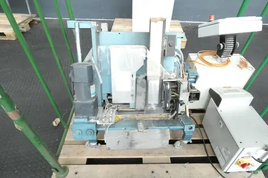 Form-fill-seal packaging machine, with storage rack