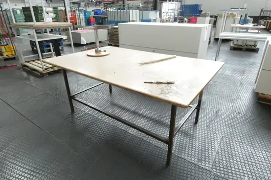 Arbeitstisch mit Hocker