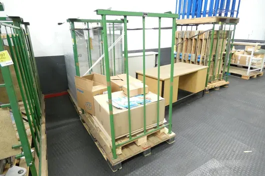 Konvolut Verpackungen, mit 1x Lagerrunge