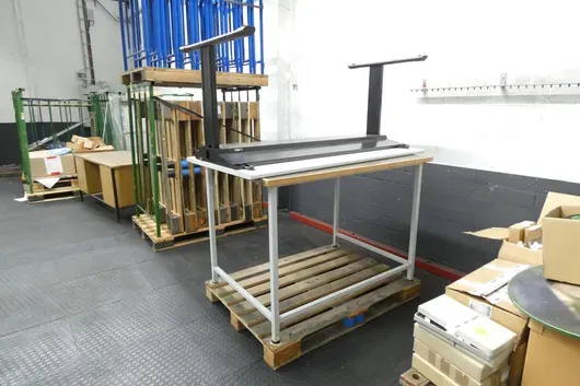 2x Arbeitstisch, mit Palette