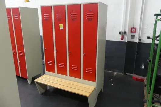 Spindschrank mit Bank