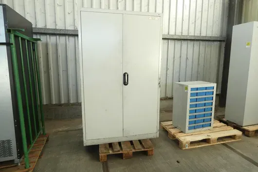 Metalllagerschrank, mit Palette