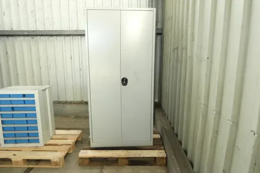 Metalllagerschrank, mit Palette