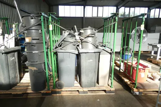 Partij afvalcontainers, met opslagsponden