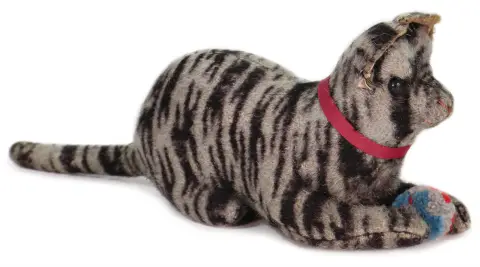 Chat précoce couché