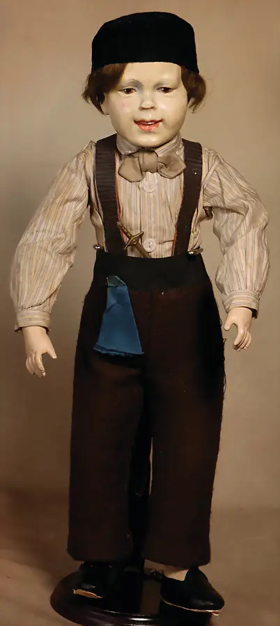 Poupée garçon en papier mâché expressive