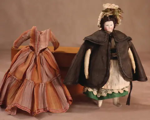 Petite poupée ancienne en papier mâché dans boîte en bois