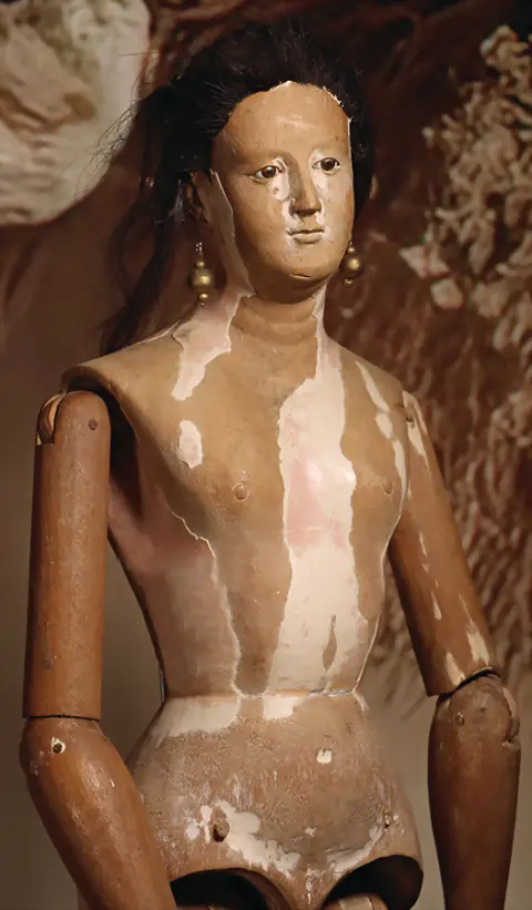 Rare poupée articulée entièrement sculptée en bois