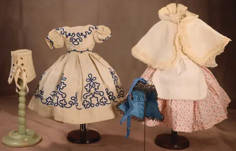 Beau lot de vêtements de poupée