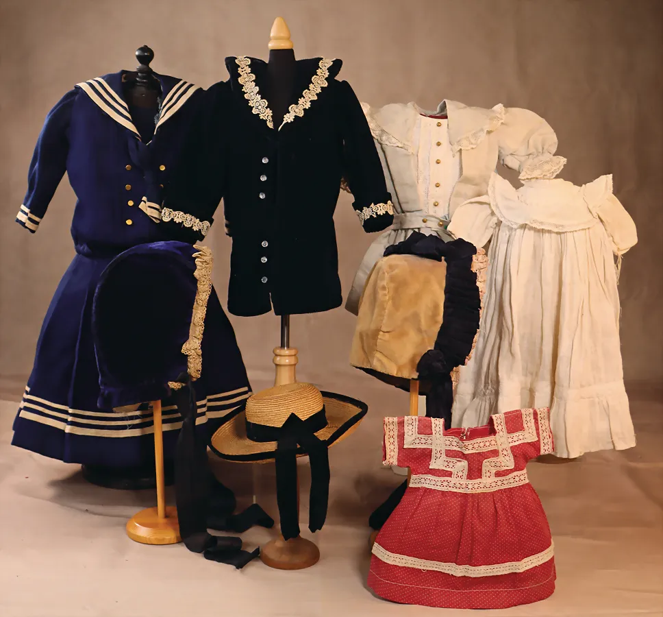 Lot de vêtements de poupée