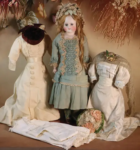 KESTNER – élégante poupée précoce Kestner à tête plastron avec 3 costumes anciens