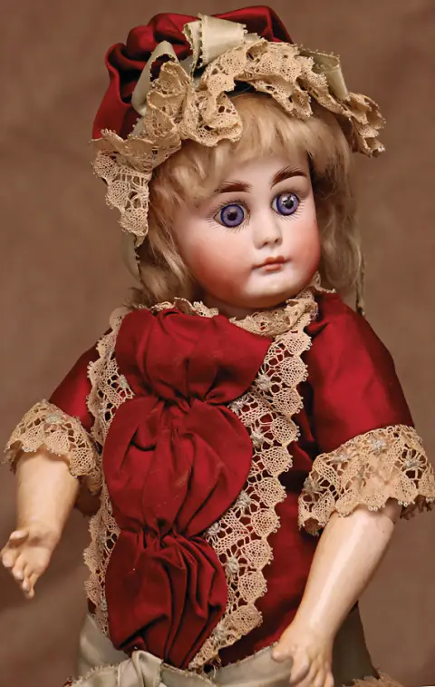 Poupée à tête en porcelaine biscuit