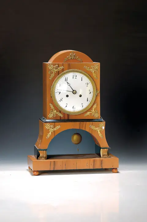Pendule de table, Empire, Allemagne du Sud vers 1840, placage bois fruitier, pieds en pattes à l'avant