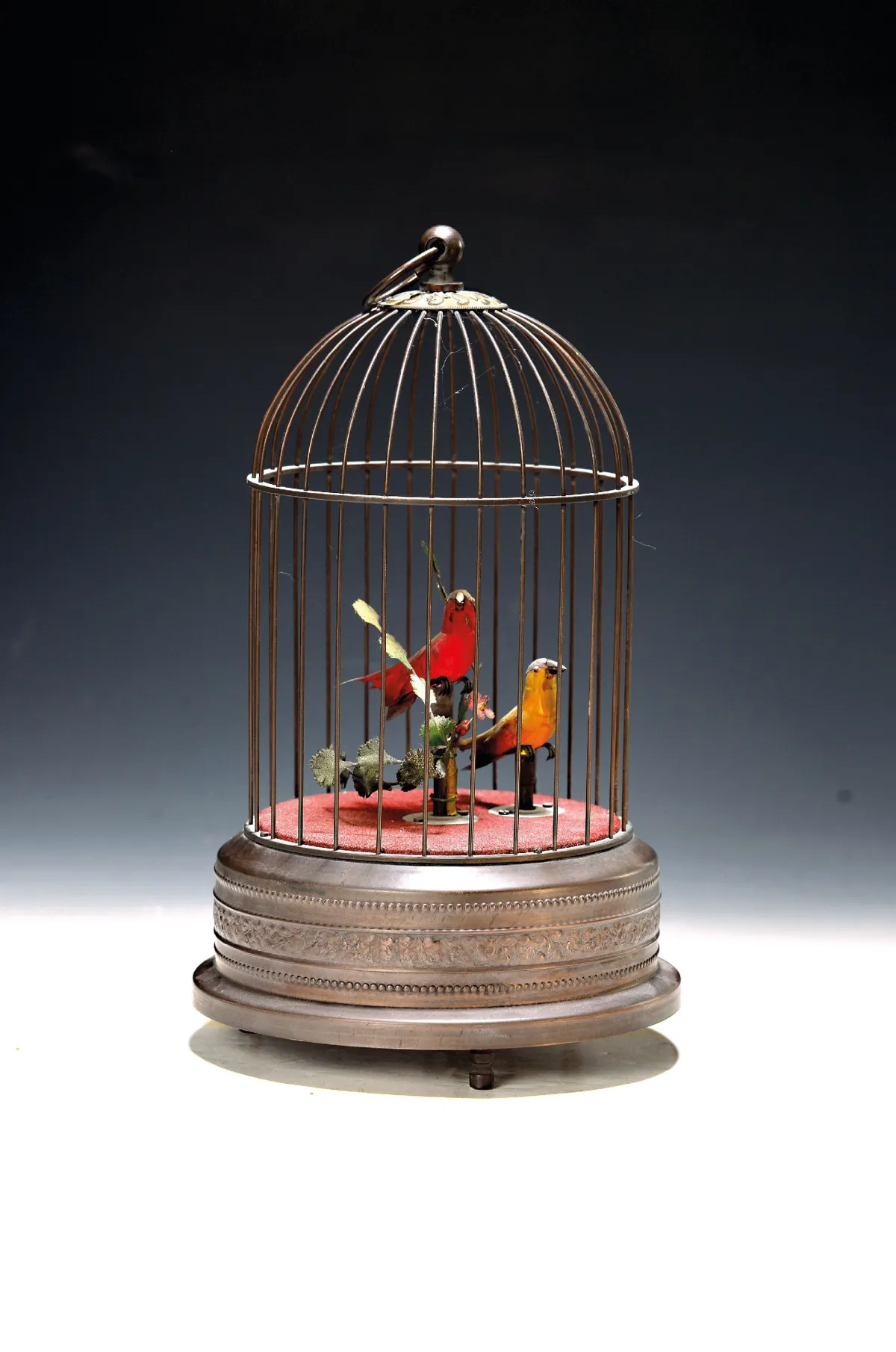 Zingende vogelautomaat, eind 20e eeuw, kast in vogelkooivorm, versierde sokkel,
