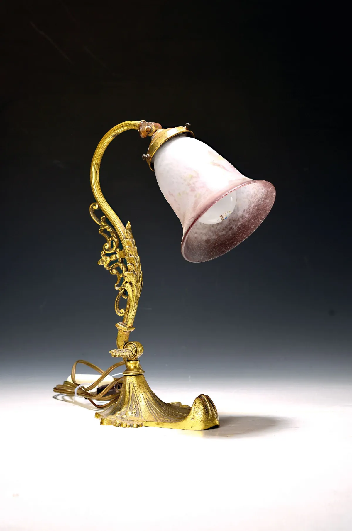 Tischlampe, Frankreich, 1920er Jahre, Schirm sign. Noverdy France, Schichtglas mit