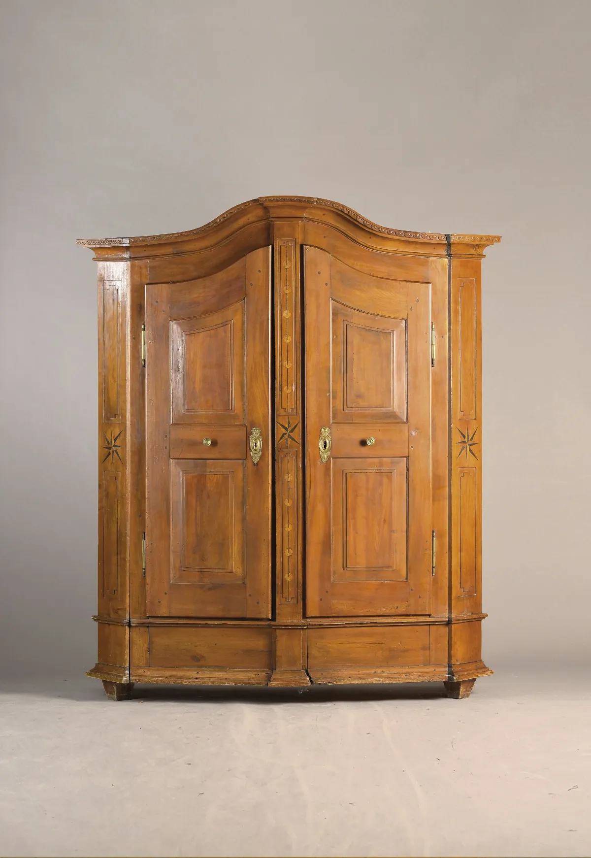 Barocker Spaltschrank mit Sternintarsien, um 1780, Kirschbaum, zweitürig, kassettiert,