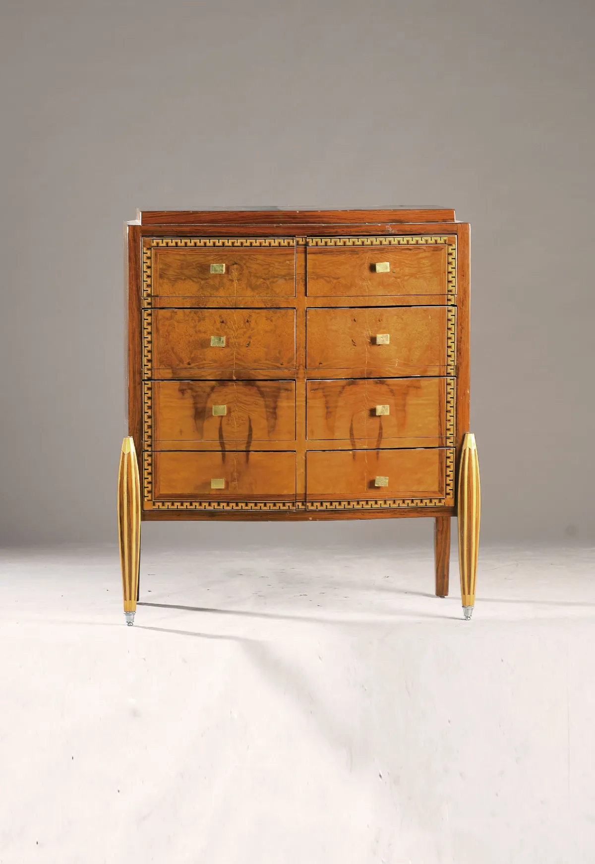 Art-deco commode, ca. 1930, makassar fineer en deels wortelnoten fineer, 8 laden