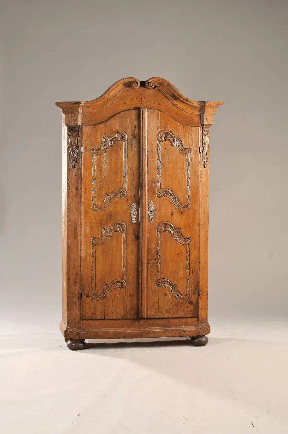 Armoire paysanne à deux portes, Tegernsee, 18e s., probablement épicéa, sculptée
