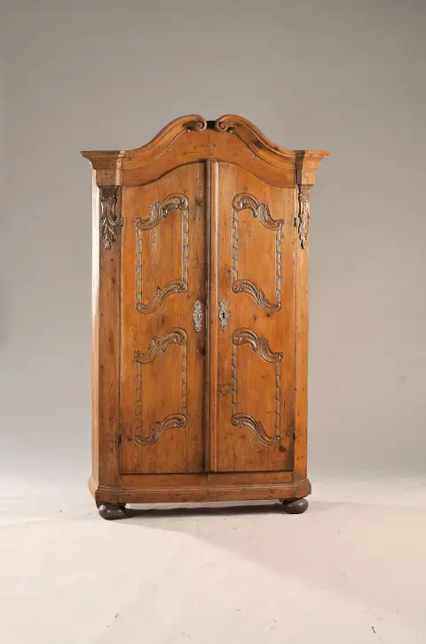 Armoire paysanne à deux portes, Tegernsee, 18e s., probablement épicéa, sculptée