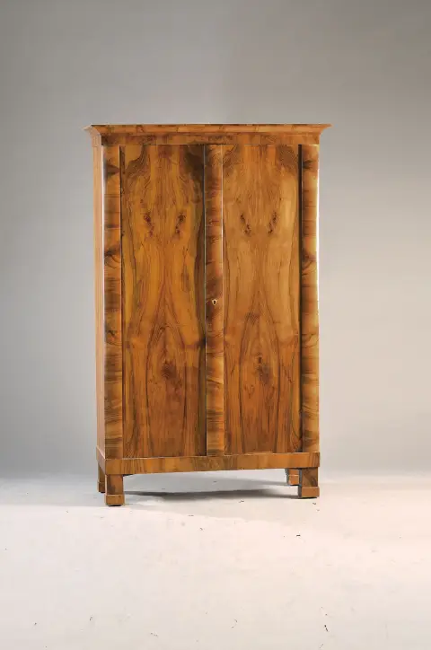 Armoire Biedermeier, Autriche vers 1820/30, placage de noyer sur bois tendre, pilastres