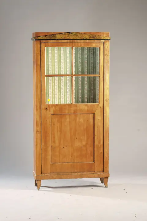 Vitrine, Biedermeier, vers 1830, placage de noyer, en partie massif, pieds légèrement évasés