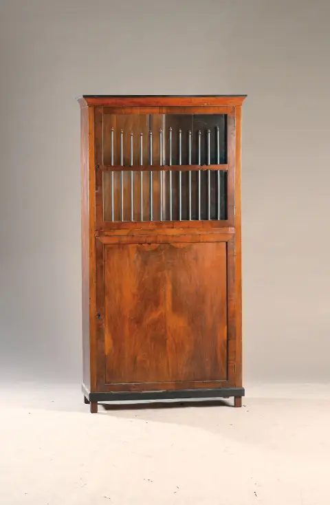 Vitrine Biedermeier, vers 1830, placage d'acajou, deux portes, porte supérieure vitrée et