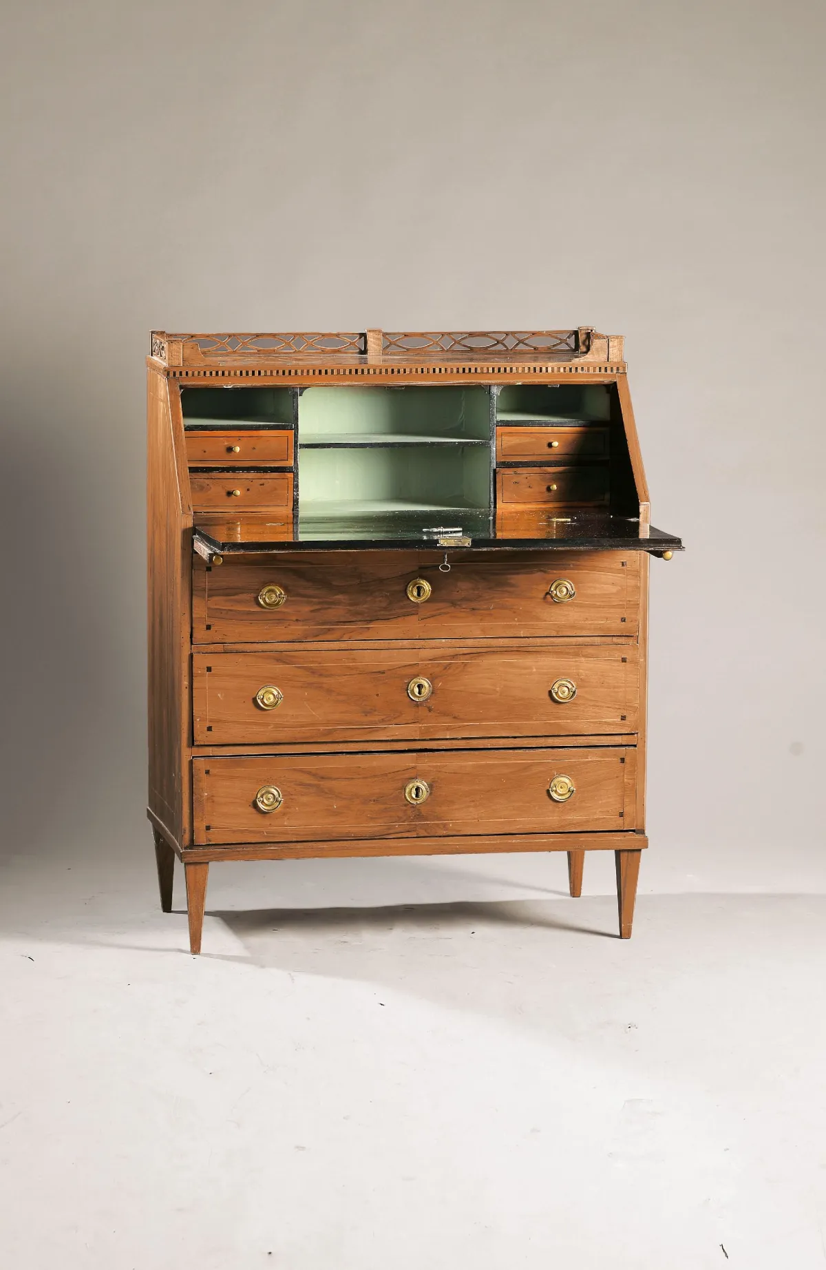 Secrétaire Biedermeier, vers 1820, placage de noyer, 3 tiroirs, abattant