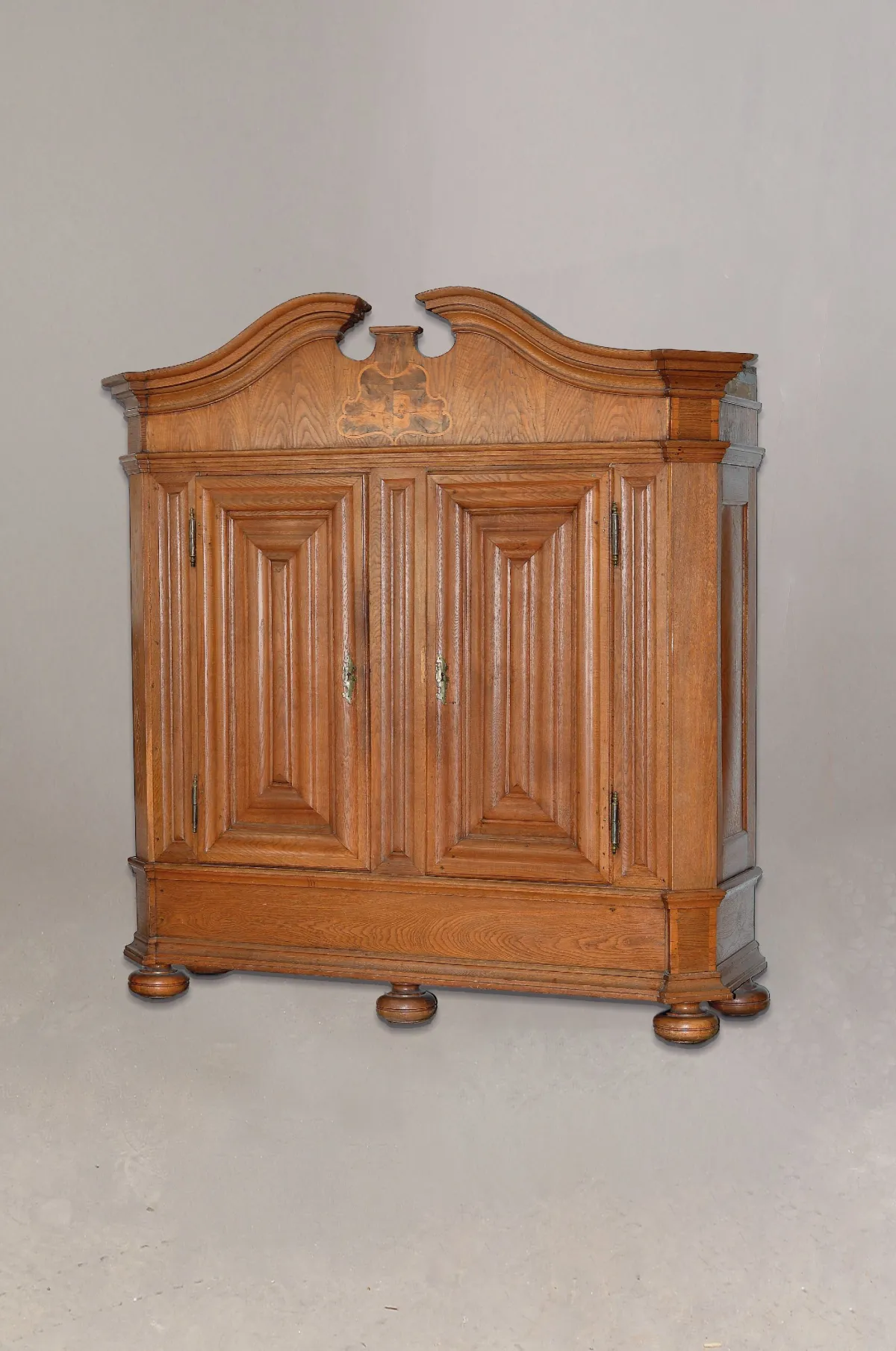 Barockschrank, mittelwestdeutsch/Nordhessen, um 1740/50, Eiche, zweitürig, gesprengter