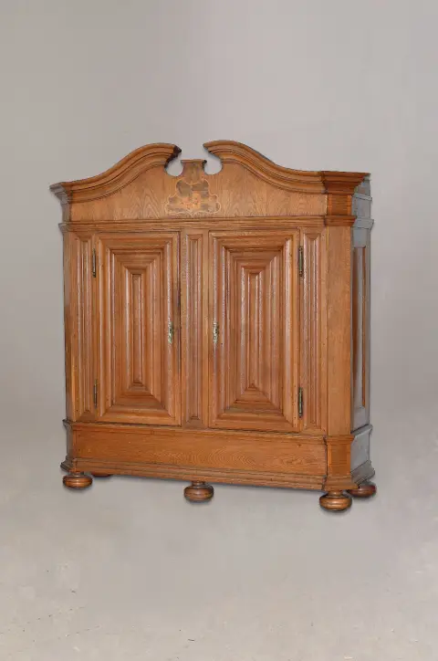 Armoire baroque, centre-ouest de l'Allemagne/Hesse du Nord, vers 1740/50, chêne, deux portes, fronton galbé