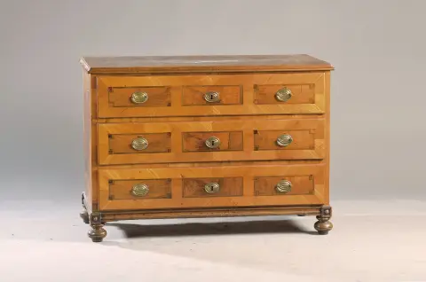 Commode, style Louis XVI, vers 1760/70, placage de noyer, panneaux et incrustations de bandes, trois
