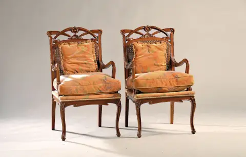 Paire de fauteuils dans le style Art nouveau français, milieu du 20e s., probablement hêtre,